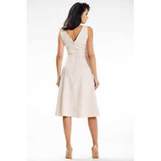 Elegantna bež obleka s pasom