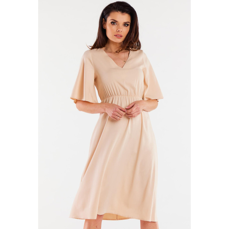 Ženska bež obleka s širokimi rokavi