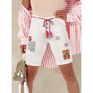 Bele ženske kratke hlače z našitki
