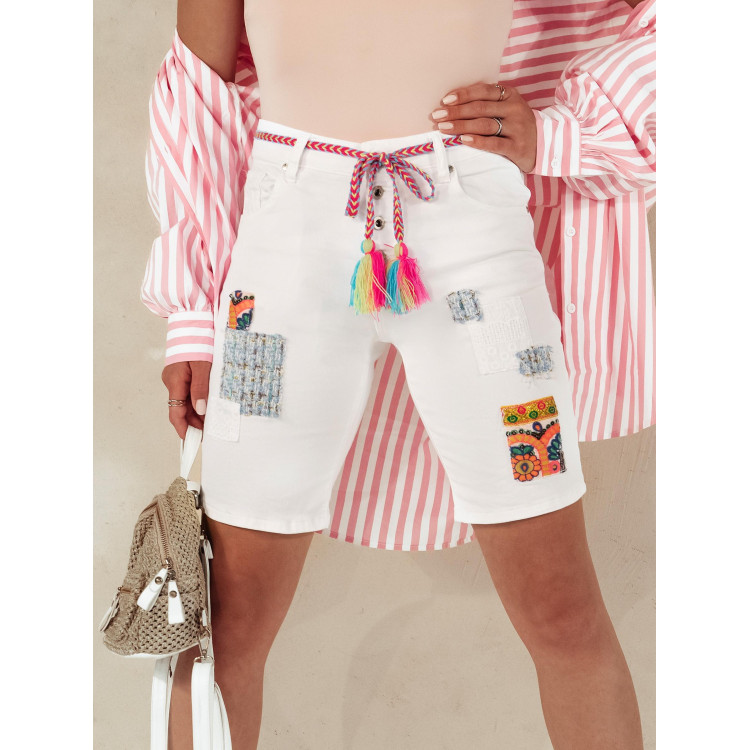 Bele ženske kratke hlače z našitki
