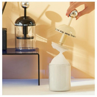 Elegantna bela posodica za penjenje kozmetike