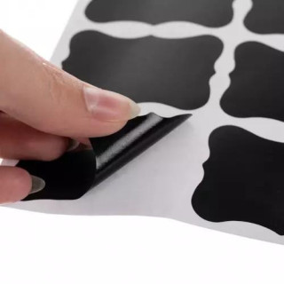 Samolepilne etikete z belim peresom