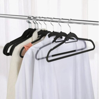 Obešalnik iz črnega velurja - 20 kom