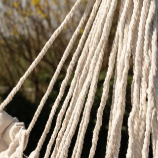 Brazilska viseča mreža v bež barvi z blazinami