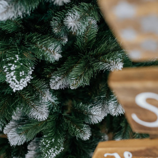 Zasneženo božično drevo iz debelega bora - 220 cm