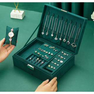 Zelena škatla za nakit s številnimi predelki