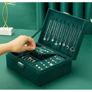 Zelena škatla za nakit s številnimi predelki