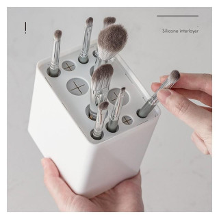 Bel organizator za 12 čopičev