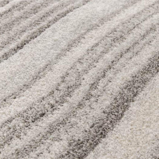 Moderna vzorčasta preproga v sivi barvi