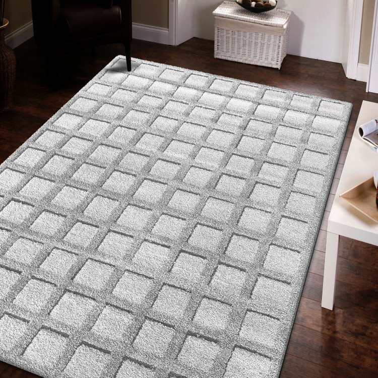 Siva preproga z geometrijskim vzorcem