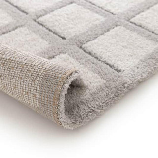 Siva preproga z geometrijskim vzorcem