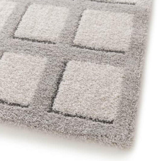 Siva preproga z geometrijskim vzorcem