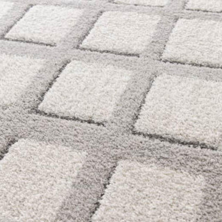 Siva preproga z geometrijskim vzorcem