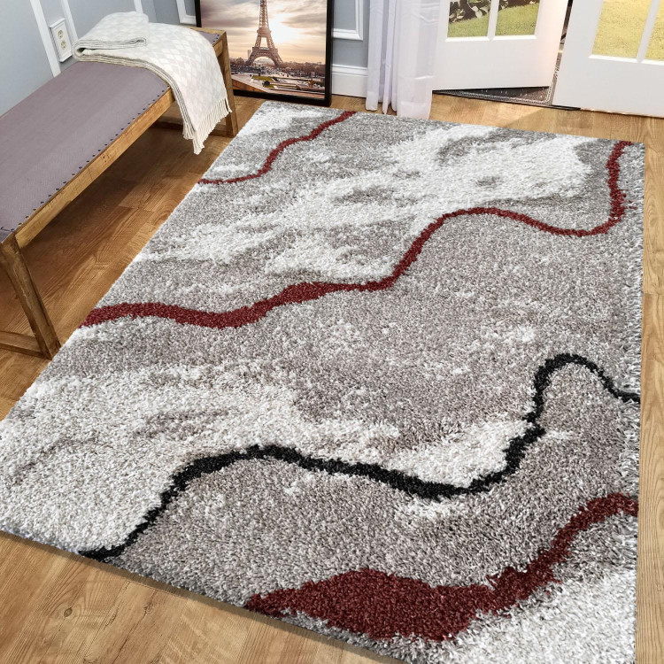 Moderna kosmata preproga z vzorcem