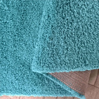 Dlakava preproga v turkizni barvi