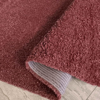 Dlakava preproga opečnate barve