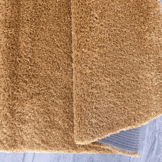 Dlakava preproga v barvi gorčice