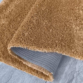 Dlakava preproga v barvi gorčice