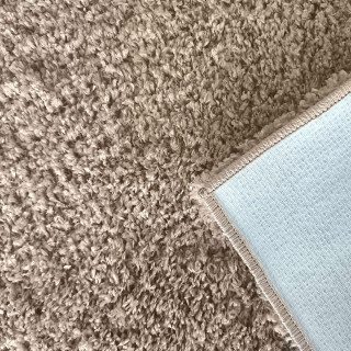 Dlakava preproga karamelne barve