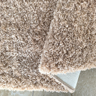 Dlakava preproga karamelne barve