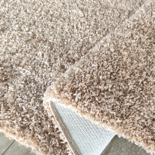 Dlakava preproga karamelne barve