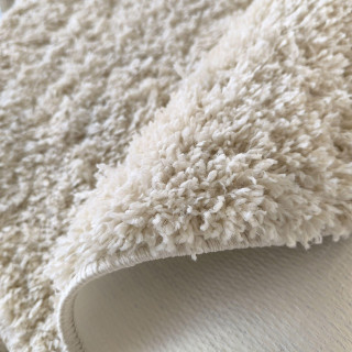 Okrogla dlakava preproga v ekru barvi