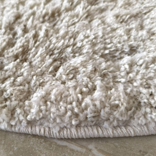 Okrogla dlakava preproga v ekru barvi