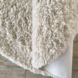 Okrogla dlakava preproga v ekru barvi