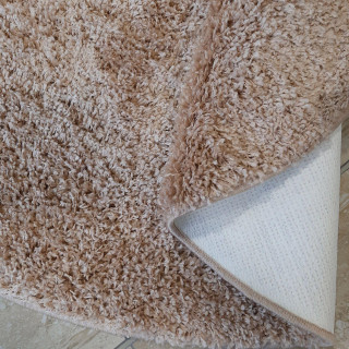 Okrogla dlakava preproga v karamelni barvi