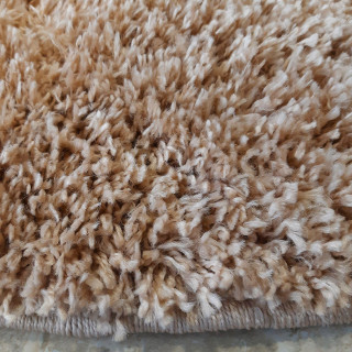 Okrogla dlakava preproga v karamelni barvi