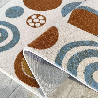 Pisana otroška preproga z geometrijskimi vzorci