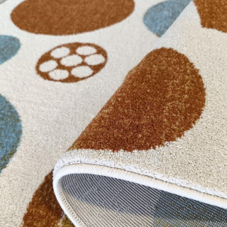 Pisana otroška preproga z geometrijskimi vzorci