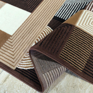 Preproga z rjavim vzorcem