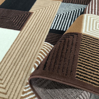 Preproga z rjavim vzorcem