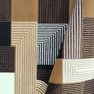 Preproga z rjavim vzorcem