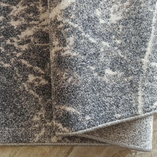 Siva preproga z vzorcem marmorja