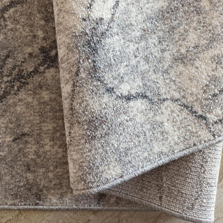 Siva preproga z vzorcem