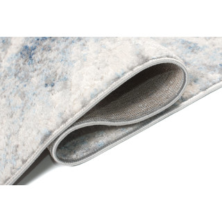 Modra preproga z modernim vzorcem