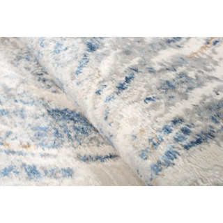 Modra preproga z modernim vzorcem