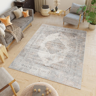 Preproga s subtilnim vzorcem v sivi barvi