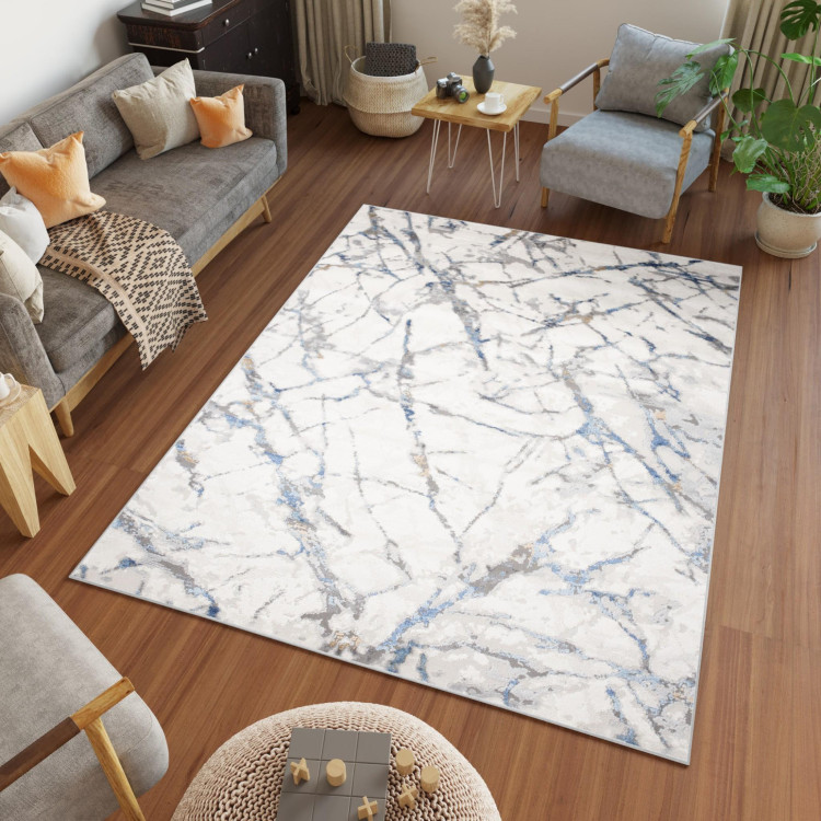 Bela preproga z vzorcem modrega marmorja