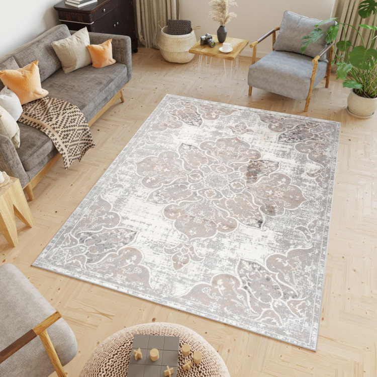 Bela vzorčasta preproga