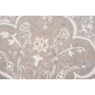 Bela vzorčasta preproga