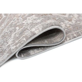 Bela vzorčasta preproga