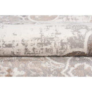 Bela vzorčasta preproga