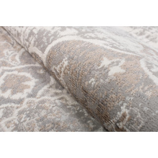 Bela vzorčasta preproga