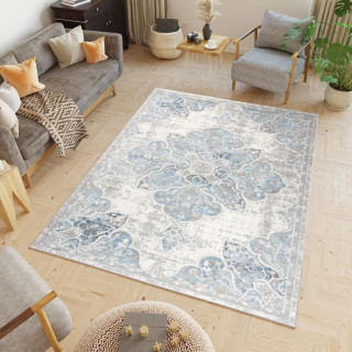 Modra preproga z vzorcem