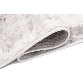 Svetlo siva preproga s črnim vzorcem