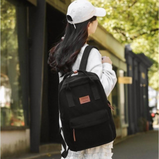 Šolski nahrbtnik iz velveta v črni barvi