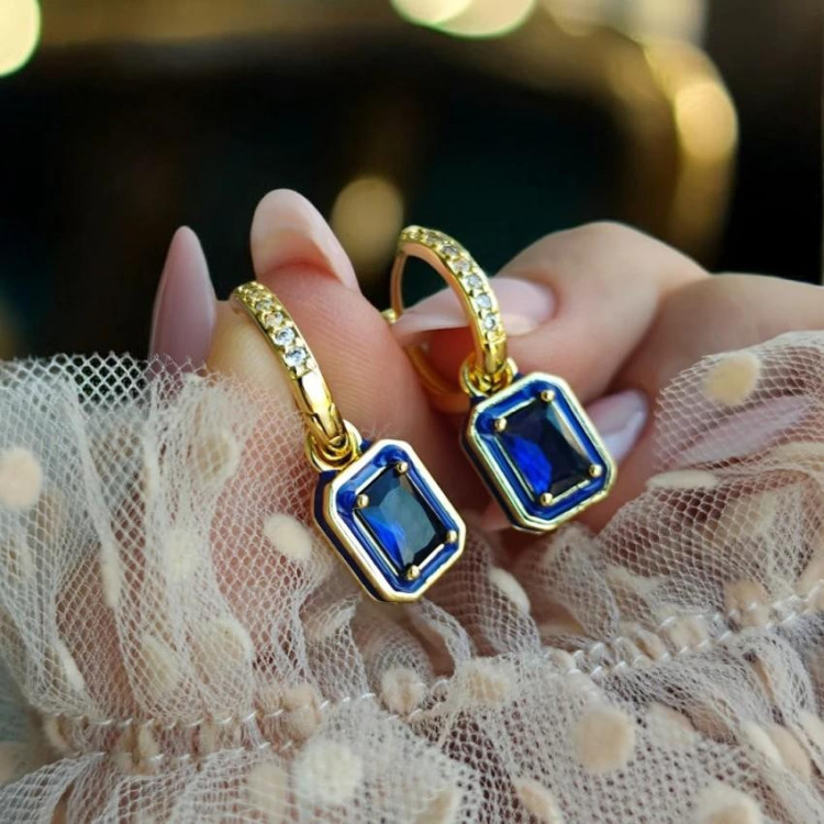 Modri uhani iz kirurškega jekla